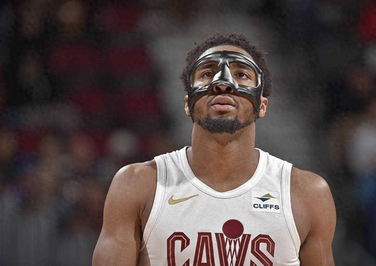 关于今夜武汉三镇调整名单以备NBA季后赛，状态回暖环节打磨，气氛紧张，医务组通报恢复的信息
