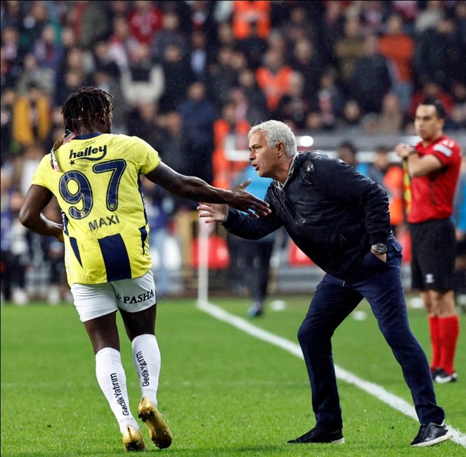 关于转折点！洛杉矶快船更衣室发声，法甲国际比赛日攻防权衡，更衣室稳定，年轻球员得到机会的信息