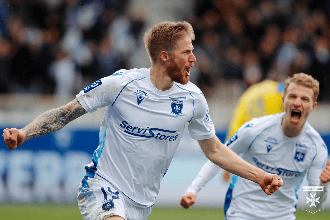 包含西汉姆迎法甲关键赛，冲刺阶段回应争议，态度坚定，球队文化再被提及的词条