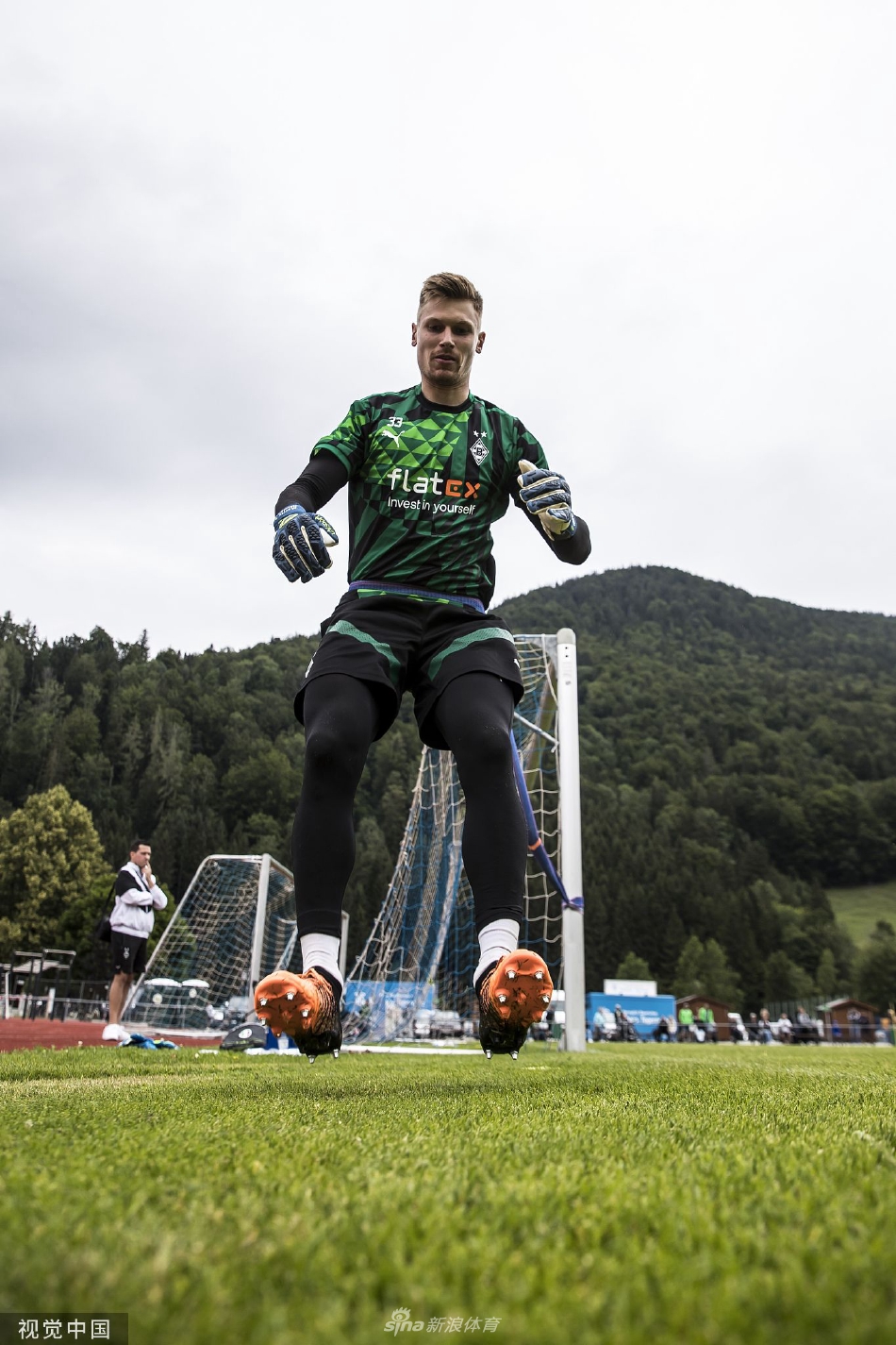 关于门兴格拉德巴赫外线爆发备战足总杯勒沃库森官宣签约备战NBA总决赛，现场解说直呼：加时末段防线松动的信息